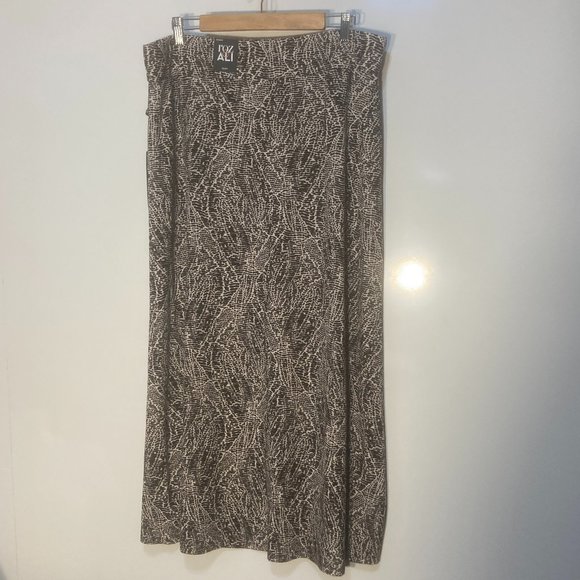 Roz & Ali Dresses & Skirts - Roz & Ali Black and Cream Abstract Print Maxi Skirt NWT